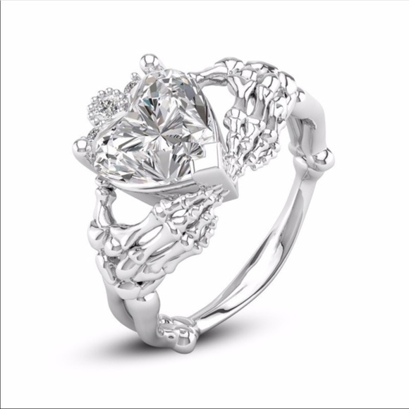 Jewelry - Skeleton hands heart ring